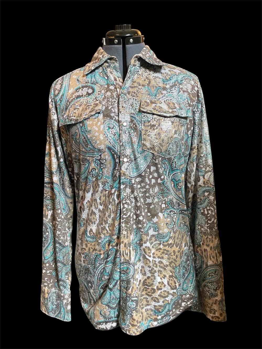 cowgirl tuff. snap buttons blouse! silver/blue leopard/paisley!